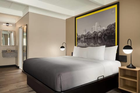 Room, 1 King Bed, Non Smoking | Desk, free WiFi, bed sheets