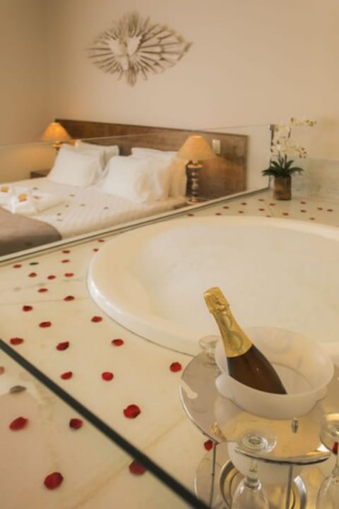 Suite (Master) | Private spa tub