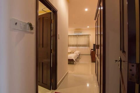Minibar, desk