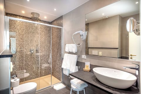 Suite, Partial Sea View (Small) | Bathroom | Free toiletries, hair dryer, slippers, bidet