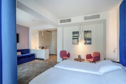 Junior Suite | Egyptian cotton sheets, premium bedding, down comforters, pillowtop beds