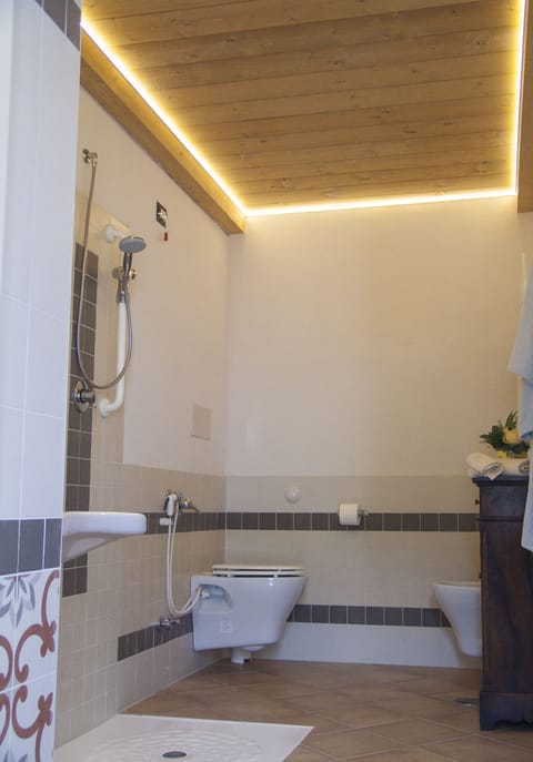 Superior Double or Twin Room, Accessible | Bathroom | Shower, free toiletries, hair dryer, bidet