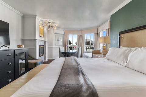 Room, 1 King Bed, Tower | Desk, blackout drapes, iron/ironing board, free WiFi