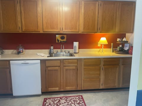 Full-size fridge, microwave, oven, stovetop