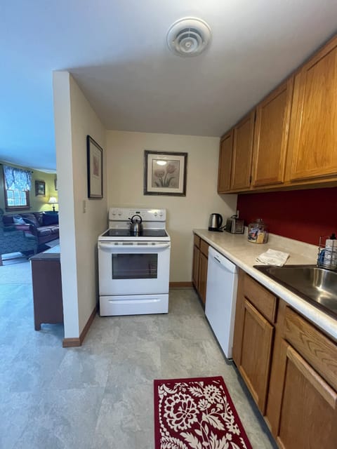 Full-size fridge, microwave, oven, stovetop