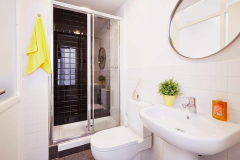 Double Room (extra bed) | Bathroom | Shower, hair dryer, towels