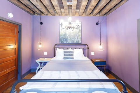 Standard Room, 1 Queen Bed (No Pets) | Blackout drapes, free WiFi