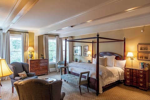 Premium Room, 1 King Bed | Premium bedding, pillowtop beds, in-room safe, desk