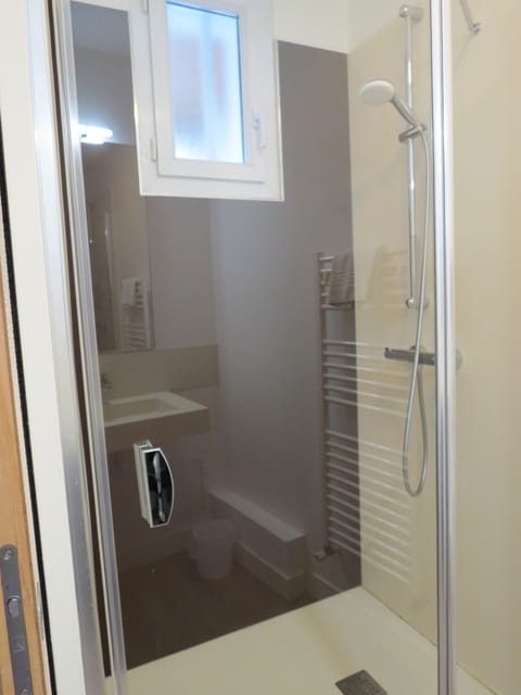 Family Studio | Bathroom | Shower, rainfall showerhead, free toiletries, towels