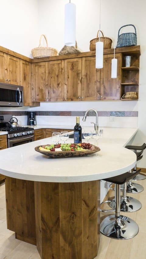 Room, 2 Bedrooms | Private kitchen | Full-size fridge, microwave, oven, stovetop