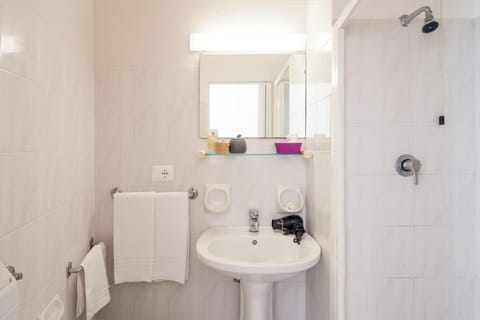 Economy Double Room, 1 Double Bed | Bathroom | Free toiletries, hair dryer, bidet, towels