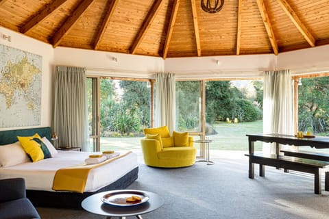 Kowhai Suite | Egyptian cotton sheets, premium bedding, desk, WiFi (free)