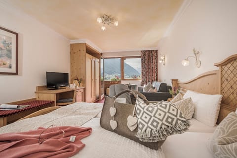 Premium Double Room, 1 King Bed with Sofa bed, Non Smoking (Doppelzimmer Gletscherblick) | Hypo-allergenic bedding, down comforters, in-room safe, desk