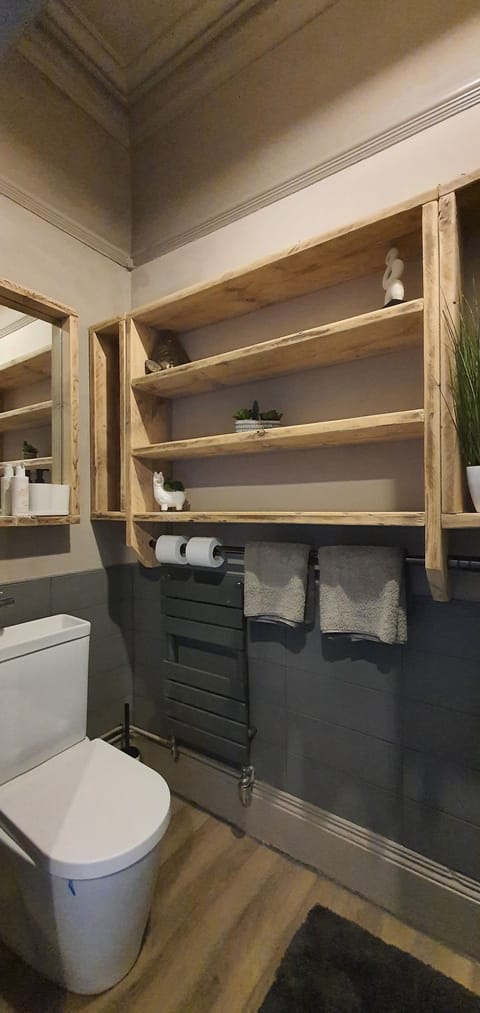 Superior Studio Suite | Bathroom | Free toiletries, hair dryer, towels