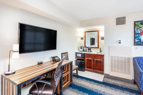 Executive Suite, 1 King Bed | Private kitchenette | Fridge, microwave, coffee/tea maker