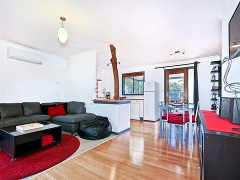 Sea Devine | Living area | Flat-screen TV, DVD player