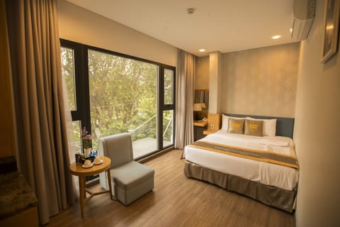 Deluxe Double Room (with Window) | Living room | 24-inch flat-screen TV with cable channels, TV