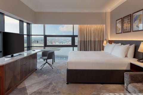 Studio, 1 King Bed | Premium bedding, in-room safe, desk, iron/ironing board