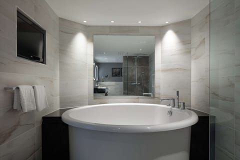 Executive Suite, 1 King Bed | Bathroom | Combined shower/tub, free toiletries, hair dryer, towels