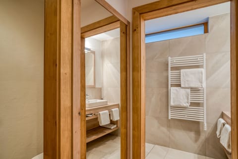 Panoramic Suite | Bathroom | Shower, free toiletries, hair dryer, bathrobes