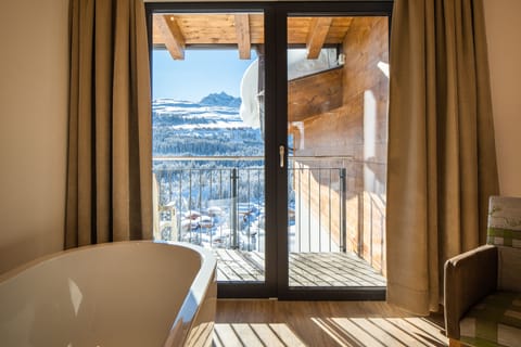 Junior Suite | Bathroom | Shower, free toiletries, hair dryer, bathrobes