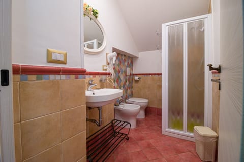 Family Room, Accessible | Bathroom | Shower, rainfall showerhead, free toiletries, bathrobes