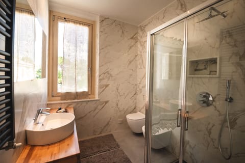 Family Triple Room | Bathroom | Shower, rainfall showerhead, designer toiletries, hair dryer