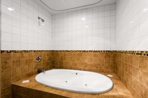 Suite, 1 Queen Bed | Bathroom | Combined shower/tub, free toiletries, hair dryer, towels