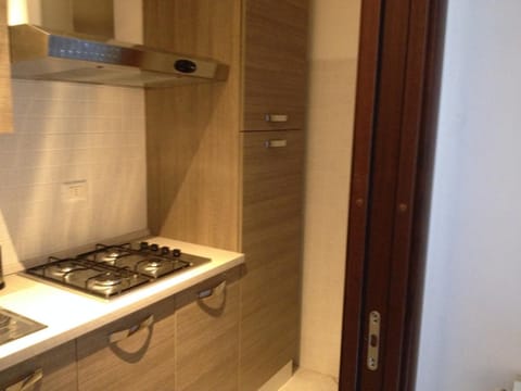 Full-size fridge, oven, stovetop, coffee/tea maker