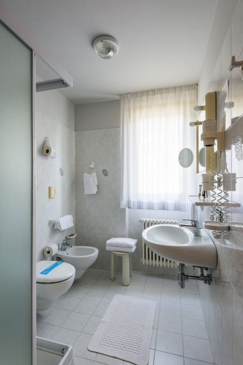 Classic Room, 1 Bedroom | Bathroom | Shower, free toiletries, hair dryer, bidet