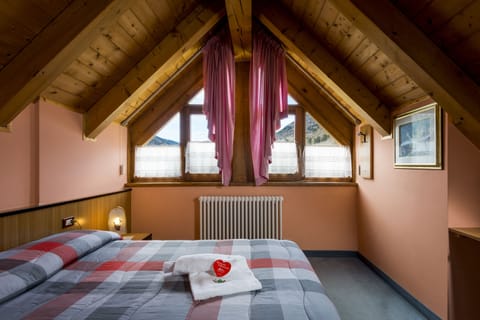 Premium bedding, in-room safe, desk, soundproofing