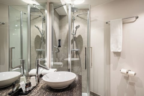 Comfort Single Room | Bathroom | Hair dryer, towels