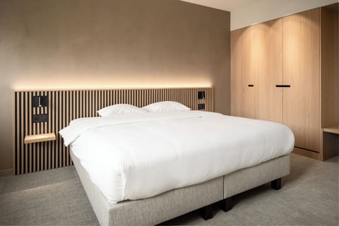 Deluxe Double Room, 1 Double Bed, Bathtub | Hypo-allergenic bedding, in-room safe, desk, free cribs/infant beds