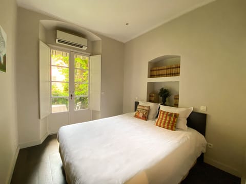 Desk, soundproofing, iron/ironing board, free WiFi