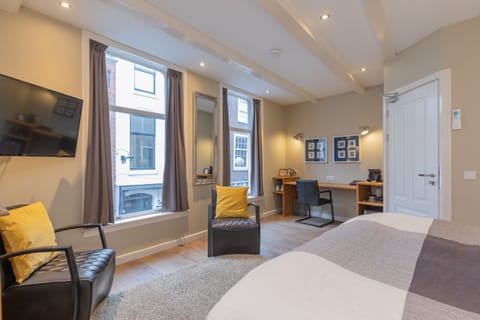 Superior Suite, 1 King Bed | Premium bedding, minibar, in-room safe, desk