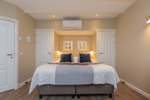 Superior Suite, 1 King Bed | Premium bedding, minibar, in-room safe, desk