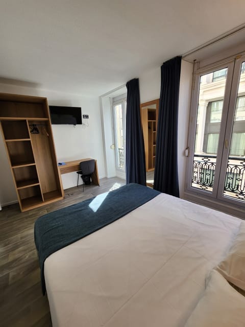 Comfort Double Room | Desk, soundproofing, iron/ironing board, rollaway beds