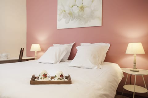 Comfort Double Room, Ensuite, Garden View (Pomme Cerise) | Premium bedding, desk, iron/ironing board, free cribs/infant beds