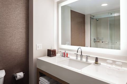 Combined shower/tub, designer toiletries, hair dryer, towels