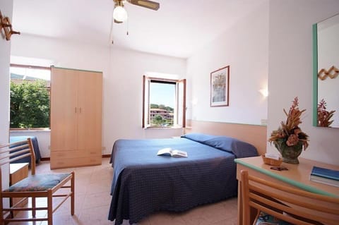 Triple Room | Minibar, in-room safe, desk, free WiFi