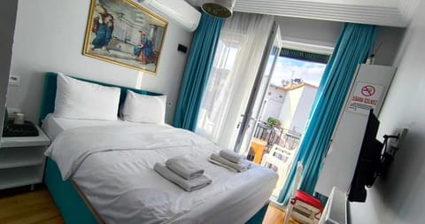 Superior Room, 1 Bedroom, Balcony, City View | Premium bedding, minibar, desk, laptop workspace