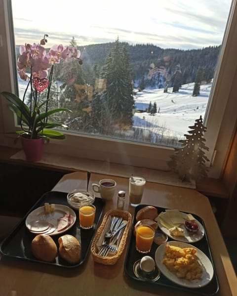 Daily buffet breakfast for a fee