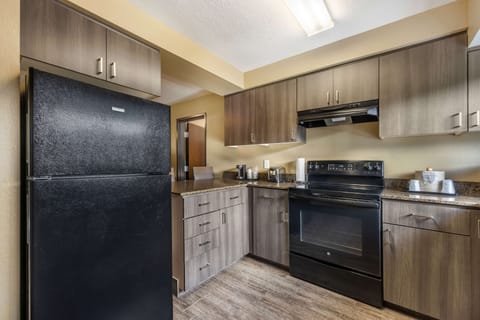 Premium bedding, pillowtop beds, desk, laptop workspace