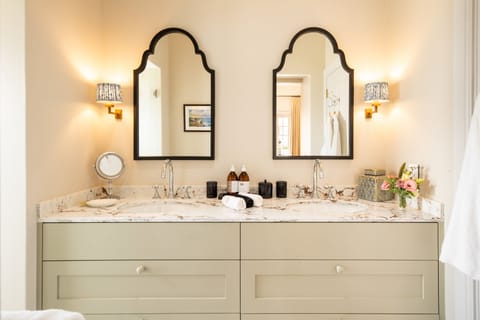 Deluxe Double Room | Bathroom | Shower, rainfall showerhead, free toiletries, hair dryer