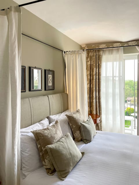 Junior Room | Egyptian cotton sheets, premium bedding, down comforters