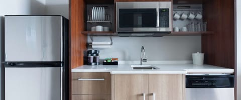 Full-size fridge, microwave, dishwasher, coffee/tea maker