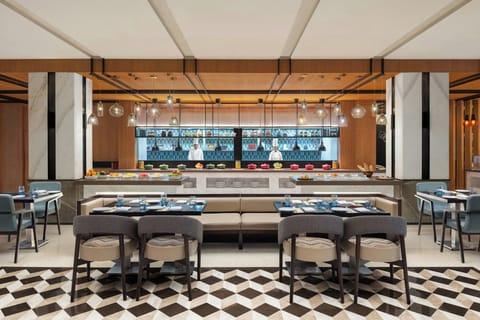 2 bars/lounges