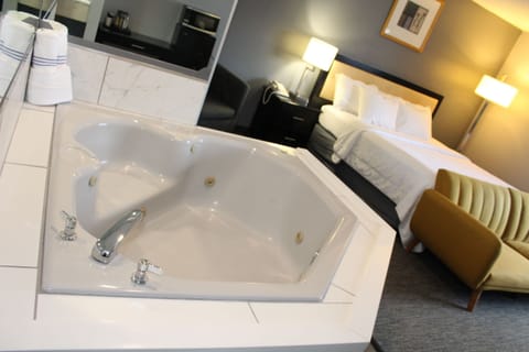 Luxury Studio Suite | Desk, laptop workspace, iron/ironing board, free WiFi