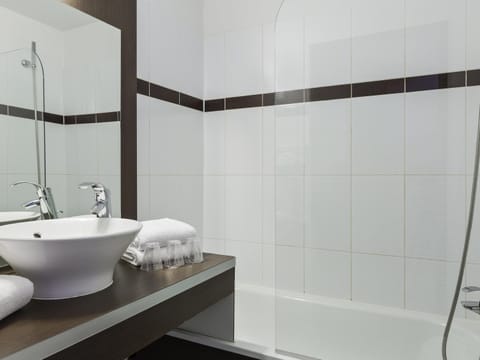 Desk, blackout drapes, soundproofing, free WiFi