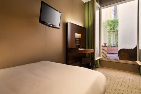 Single Room | Minibar, in-room safe, desk, soundproofing